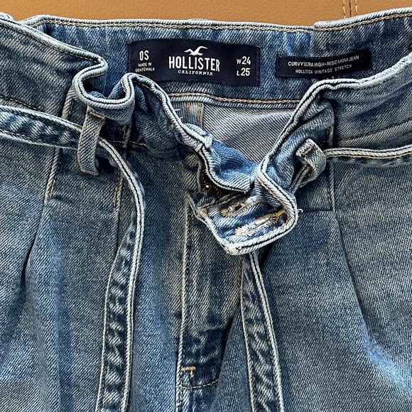 Hollister Curvy Ultra High Rise Mom Jeans. - Picture 10 of 10